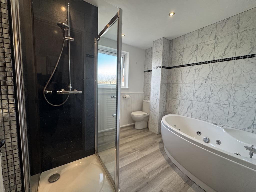 12 - Bathroom.jpg