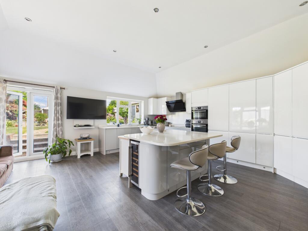 CAM01354G0-PR0520-STILL010