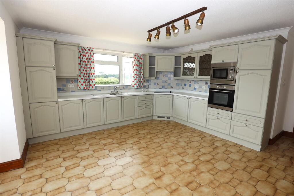 Kitchen 2.JPG
