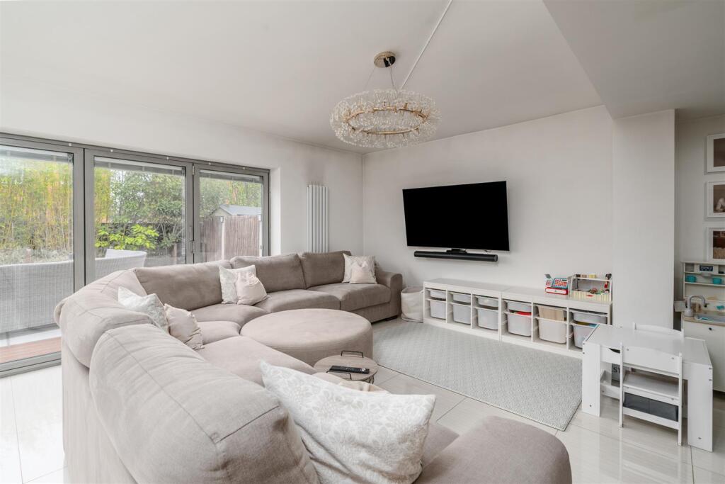 47 Radlow Crescent_6.jpg