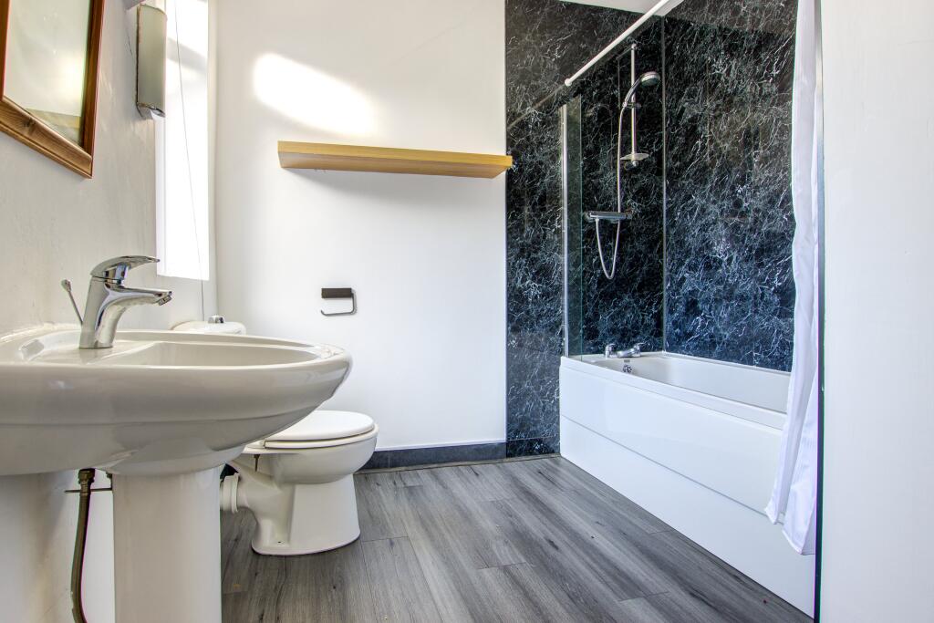 Bathroom  (4)