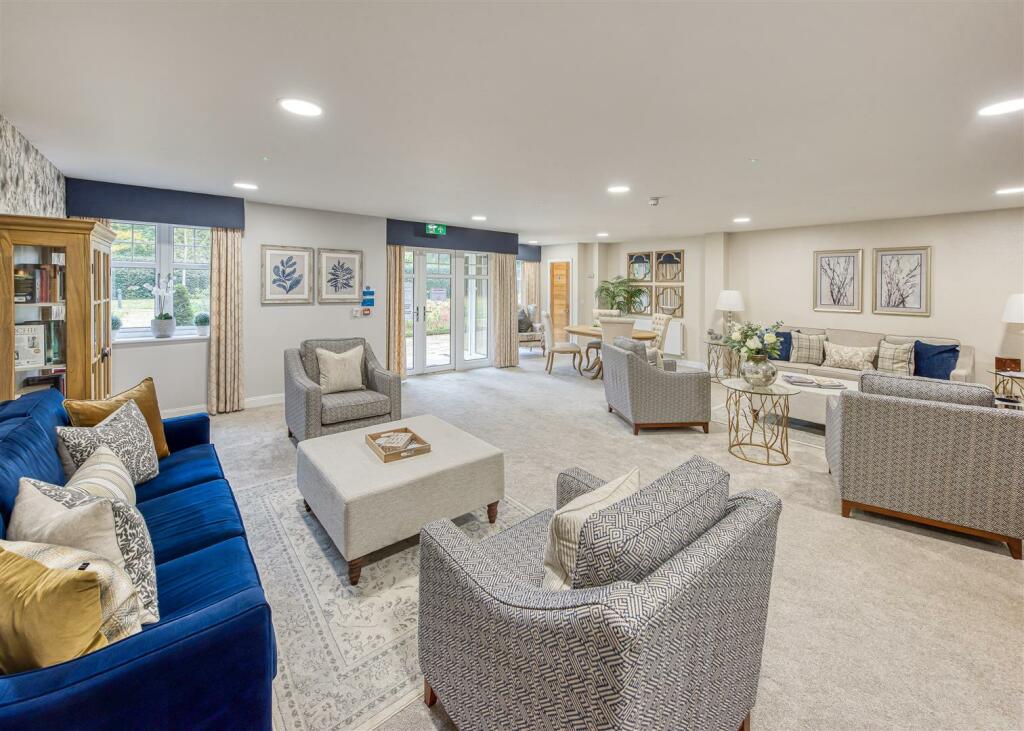 5 Clock Gardens-communal lounge2.jpg