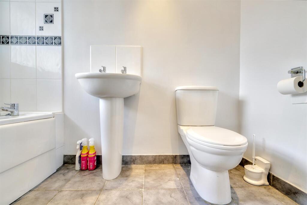 Bathroom 1_2.jpeg
