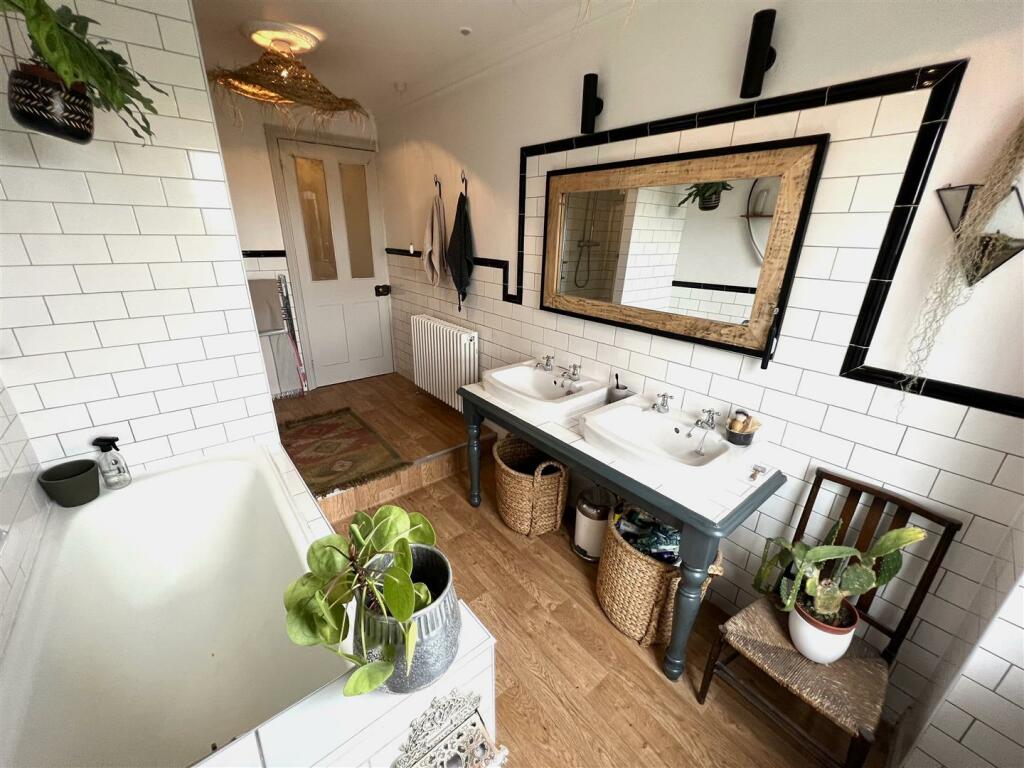 Bathroom B.JPG