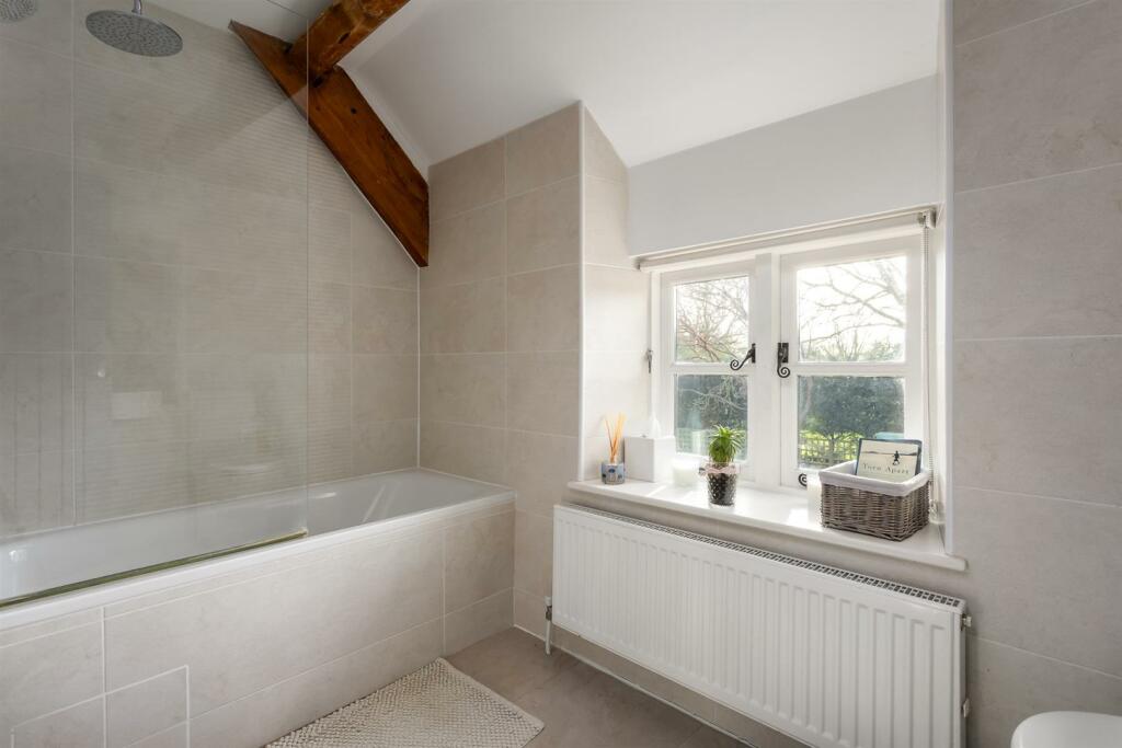 30 - Leah House - SN6 6LQ - Web.jpg