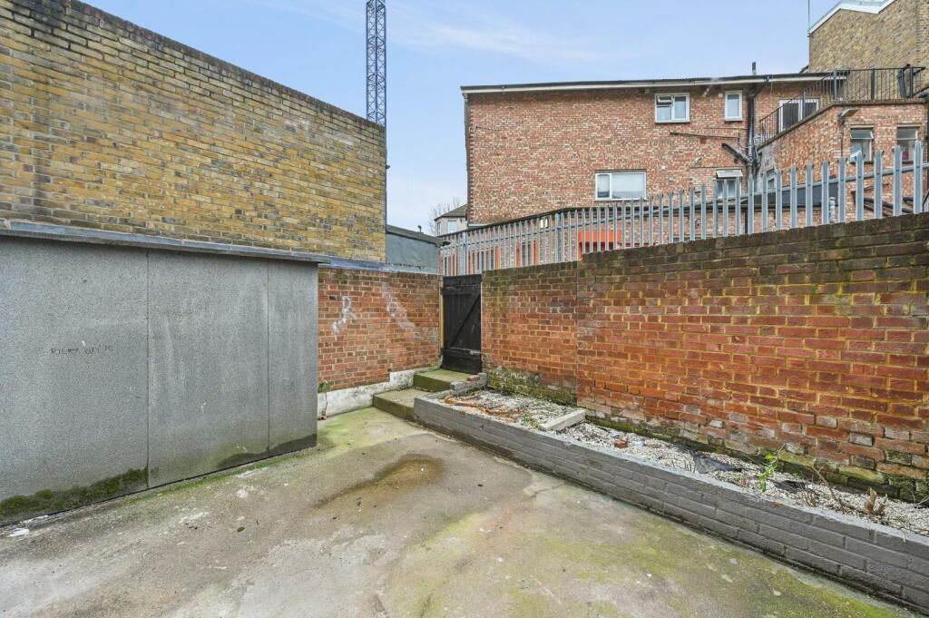 REE - Flat A, 7 Castle Hill Parade - PatioA1 (1).j