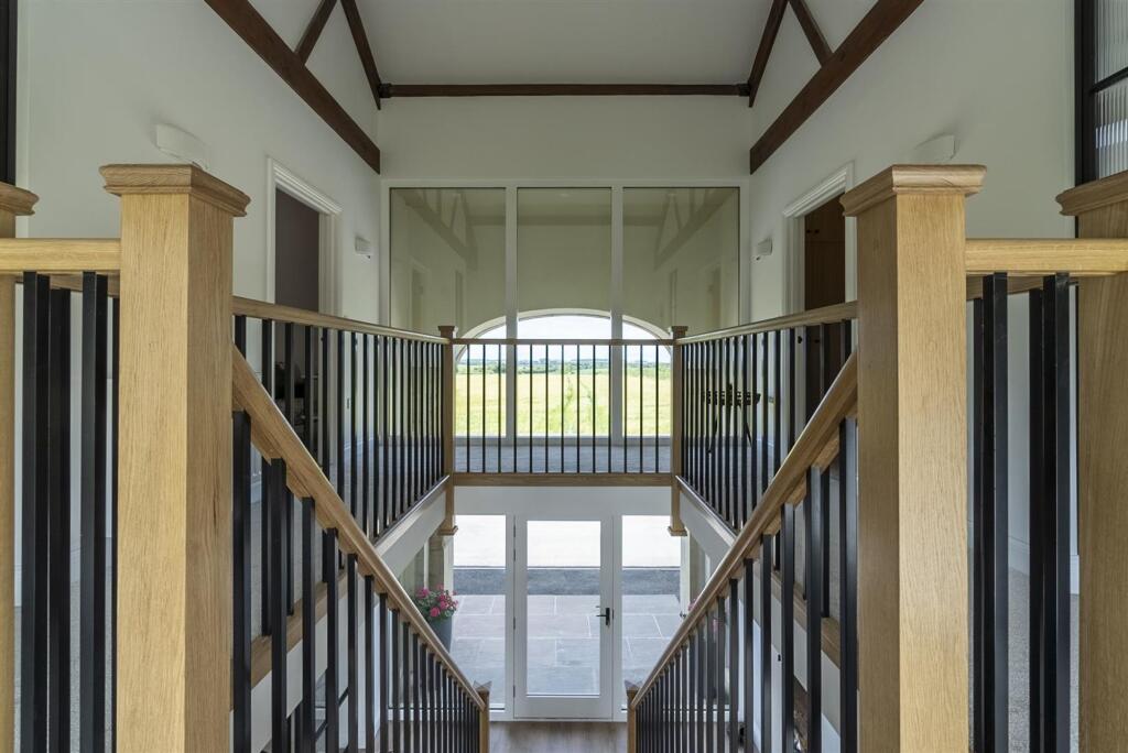 Impressive entrancehall and landing