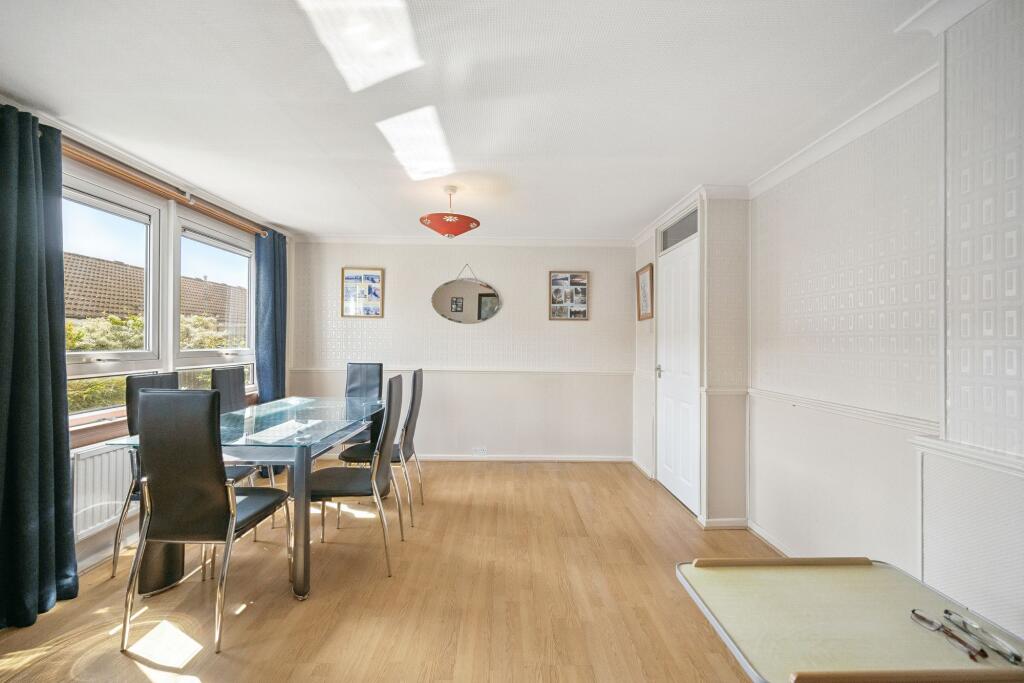 Lounge / Dining Area