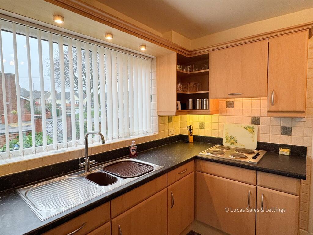 47 Pennine Way Kettering-02.jpg