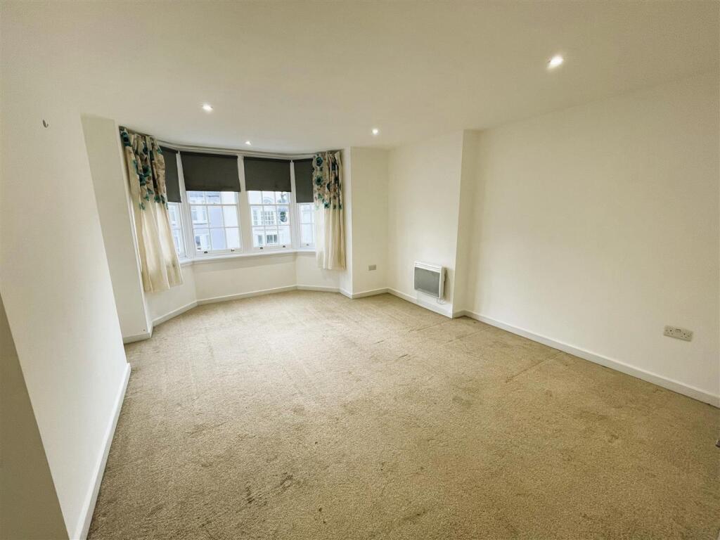 flat 3, 100a high street bedroom 2.jpeg