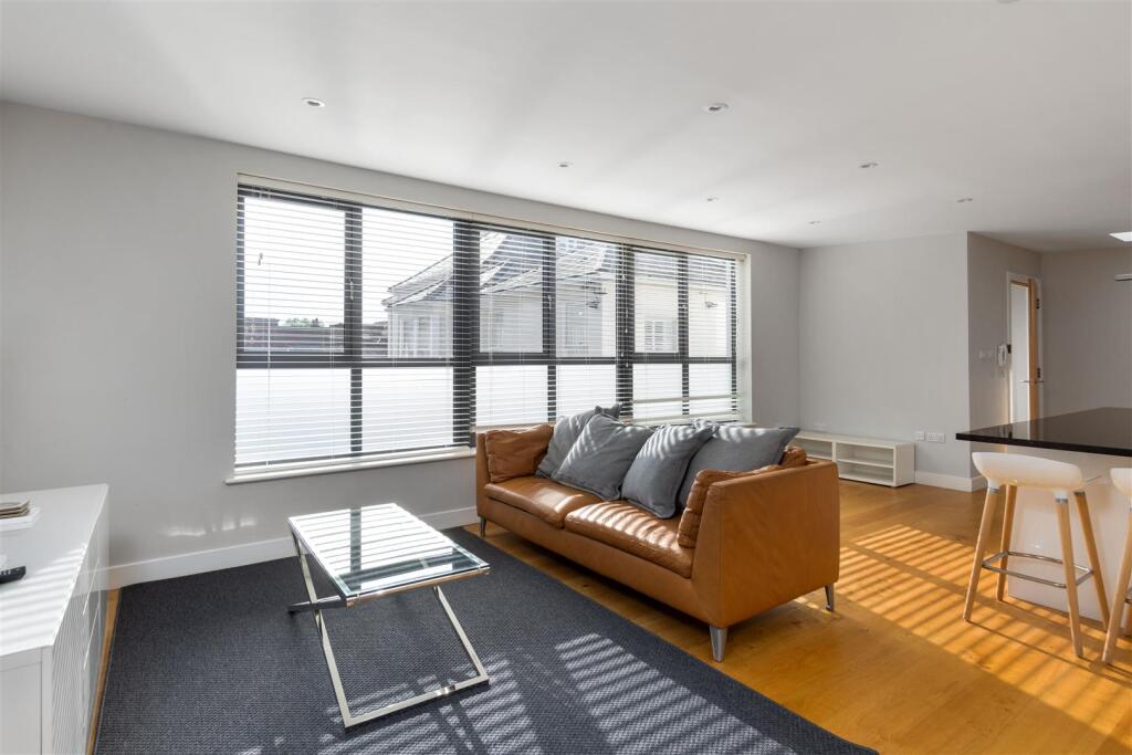 Flat 2, 278 High Street GU1 3JL-9.jpg