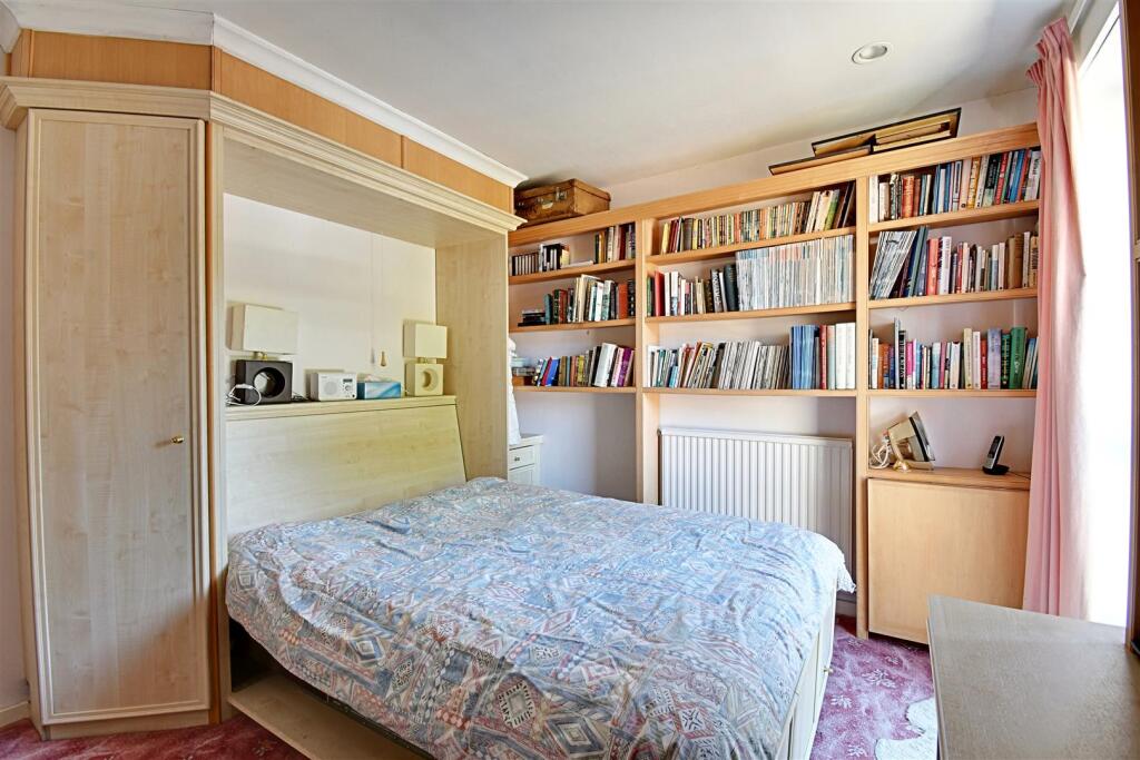 Bedroom 1_3.jpg
