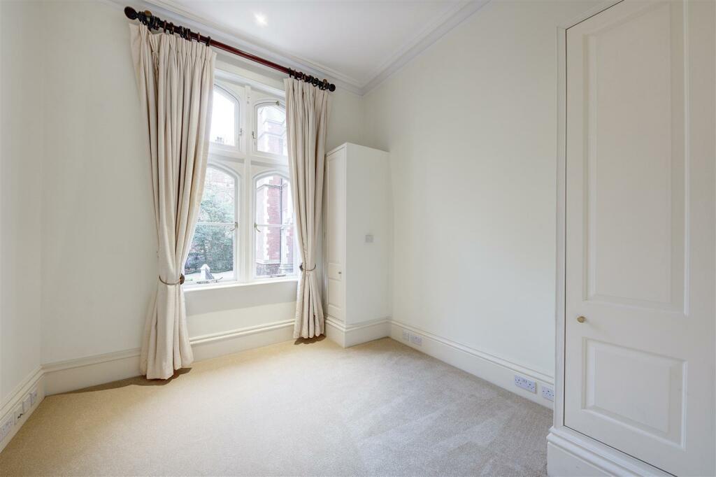 apartment 16 rose square 2598 bed2.jpg