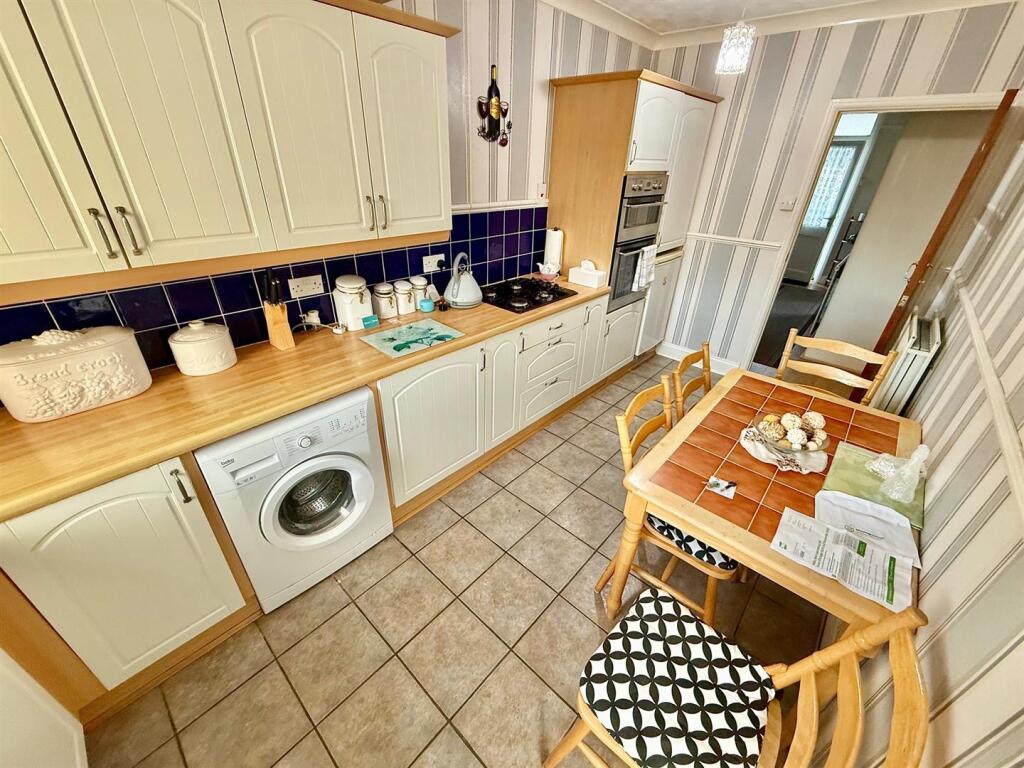 Kitchen (2).jpg