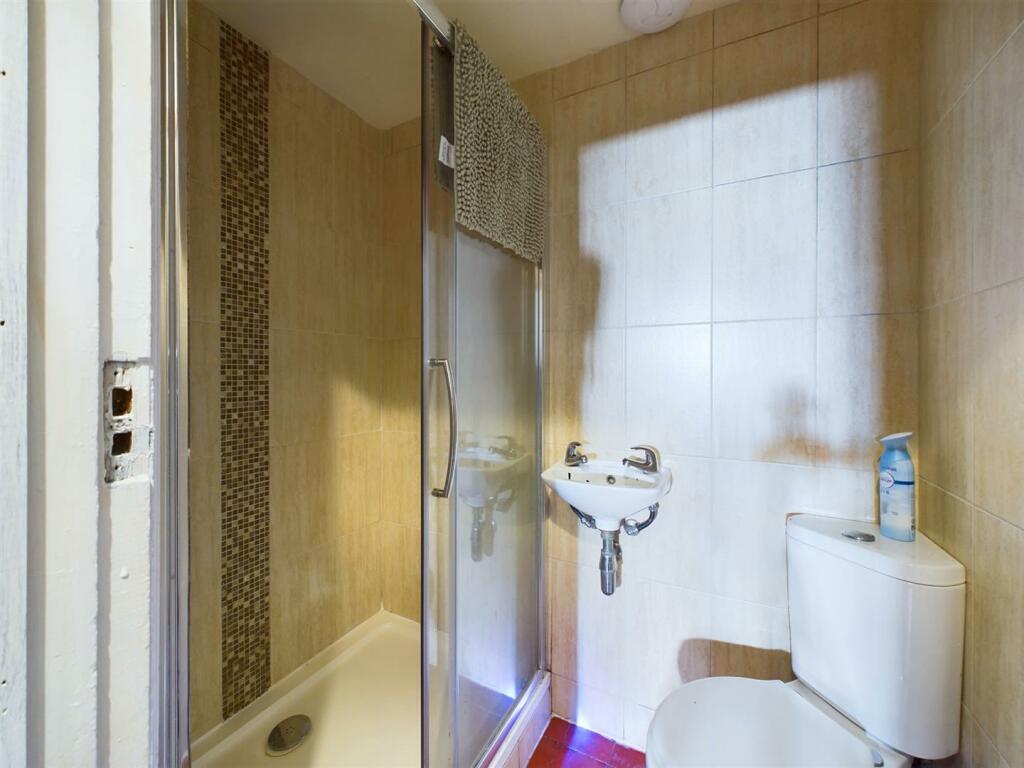 SHOWER ROOM