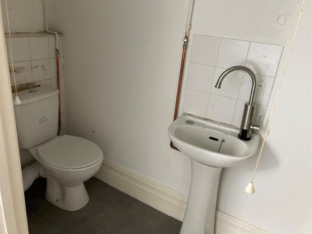 35 Holton Road - Flat 2 - shower room 2.jpg