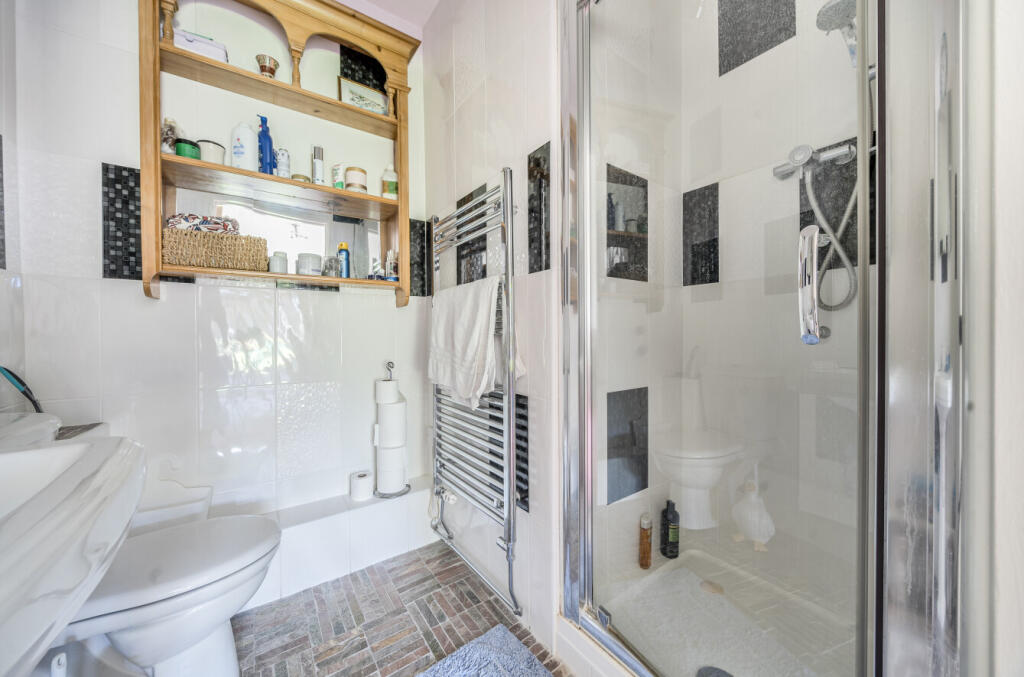 1358992-4-68d5624...