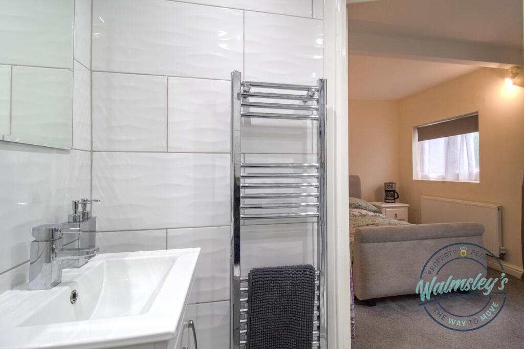 Ensuite into main bedroom