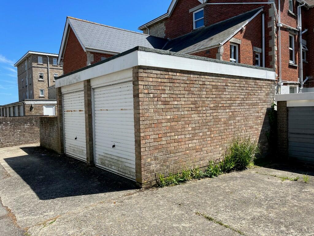 Garage (right)