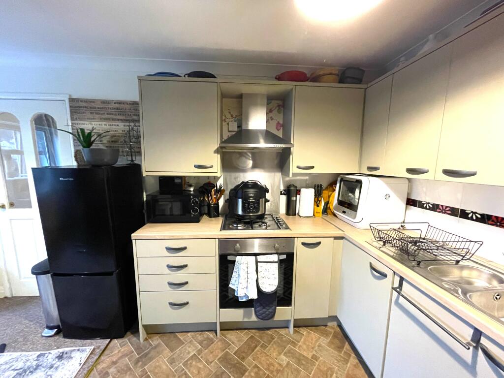 Kitchen 2.JPG