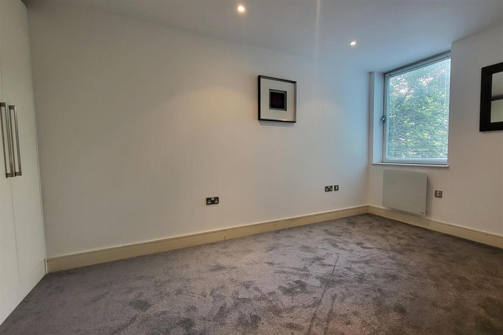 DOUBLE BEDROOM