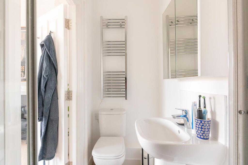 ERAUQSDNALTROP6TALF5 - Ensuite A.jpg