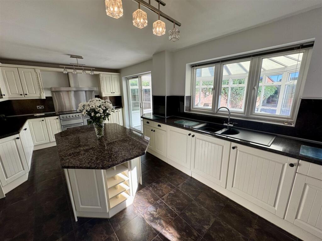 KITCHEN/FAMILY ROOM