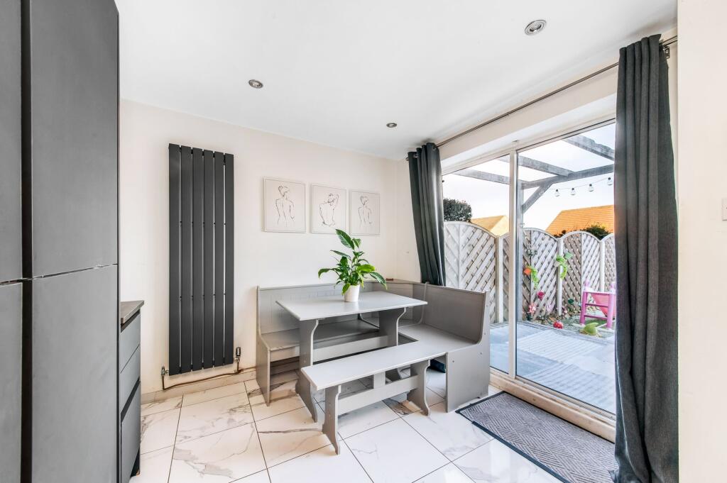 OPEN-PLAN DINING KITCHEN