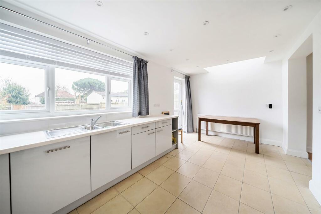 Kitchen 2.jpg