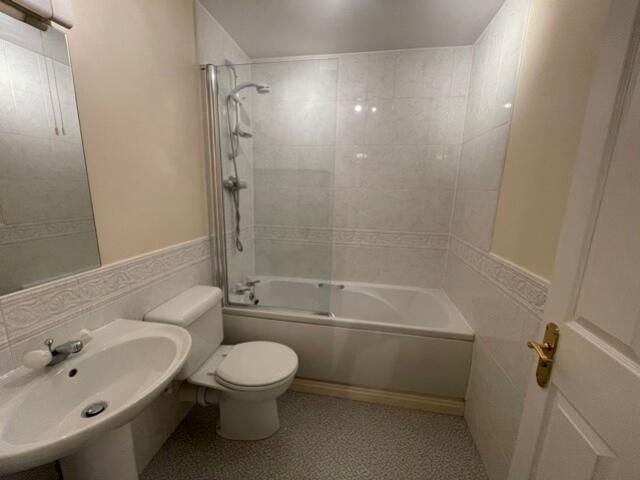 BathroomMainWithShowerOverBath
