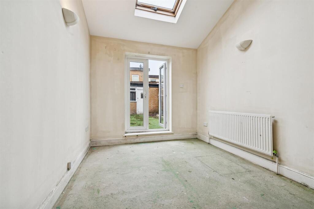 GFF 33 Himley Road SW17  reception.jpg