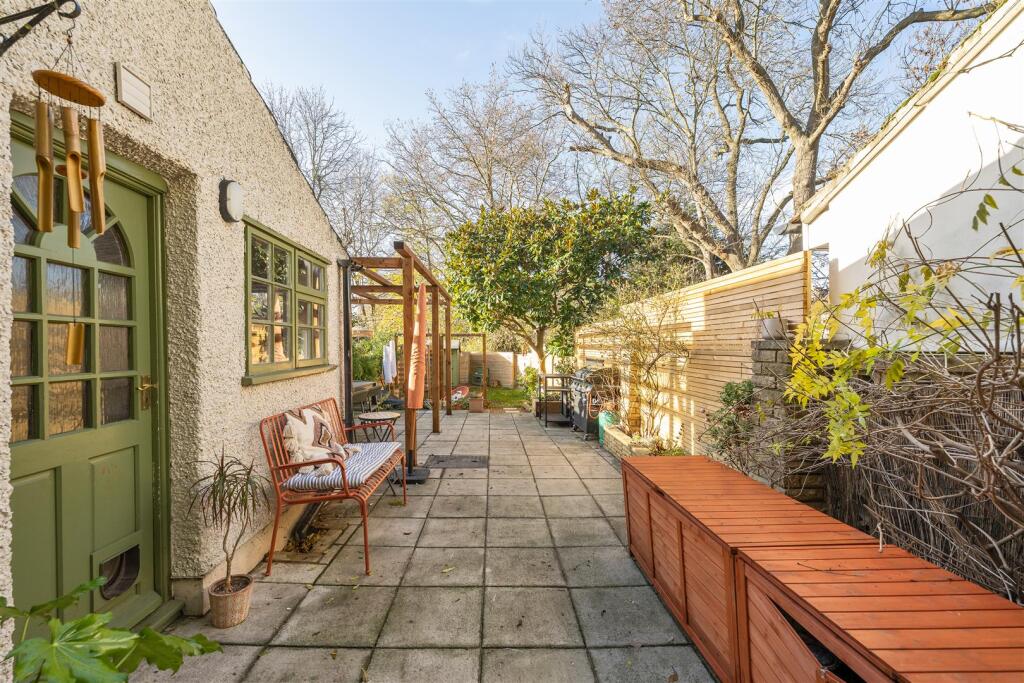 Hale End Road, IG8