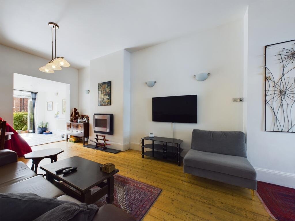 CAM02386G0-PR0085-STILL021