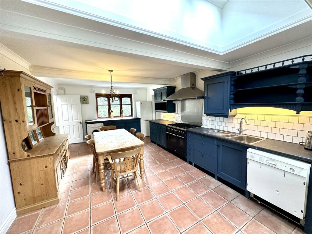 KITCHEN/BREAKFAST ROOM