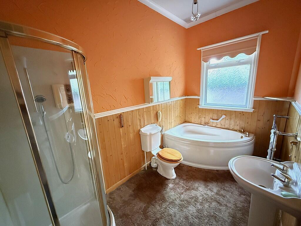 BATHROOM 1