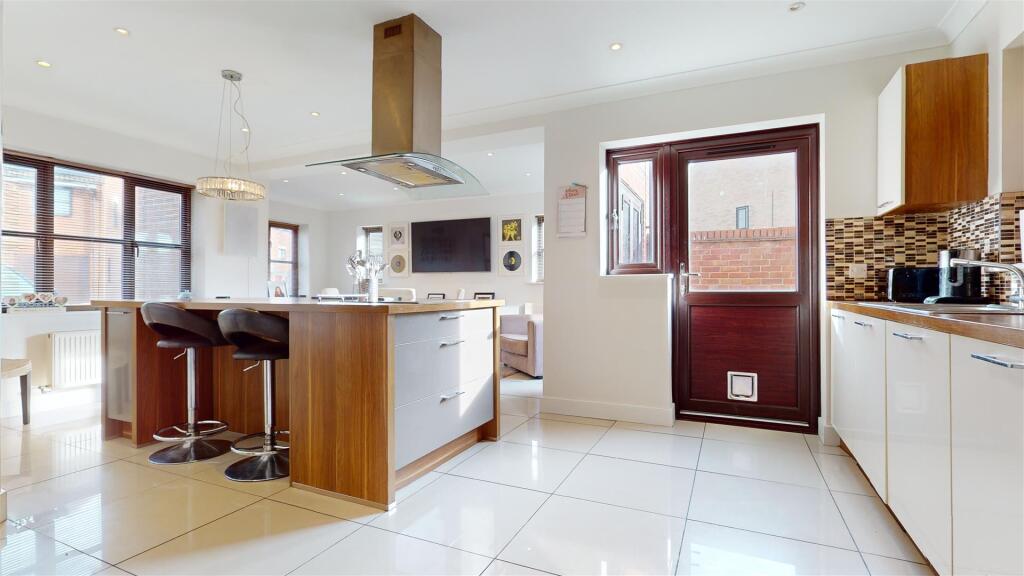 OPEN PLAN KITCHEN/DINING AND FAMILY LIVING SPACE