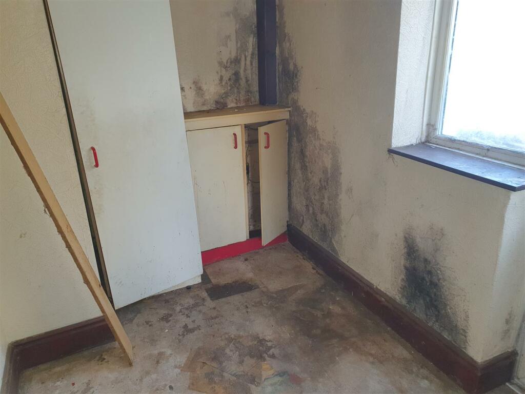 REAR ENTRANCE VESTIBULE/UTILITY ROOM