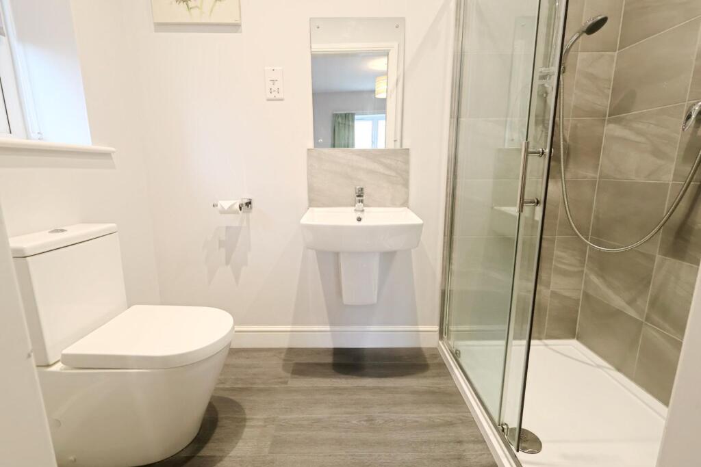 EN SUITE SHOWER ROOM