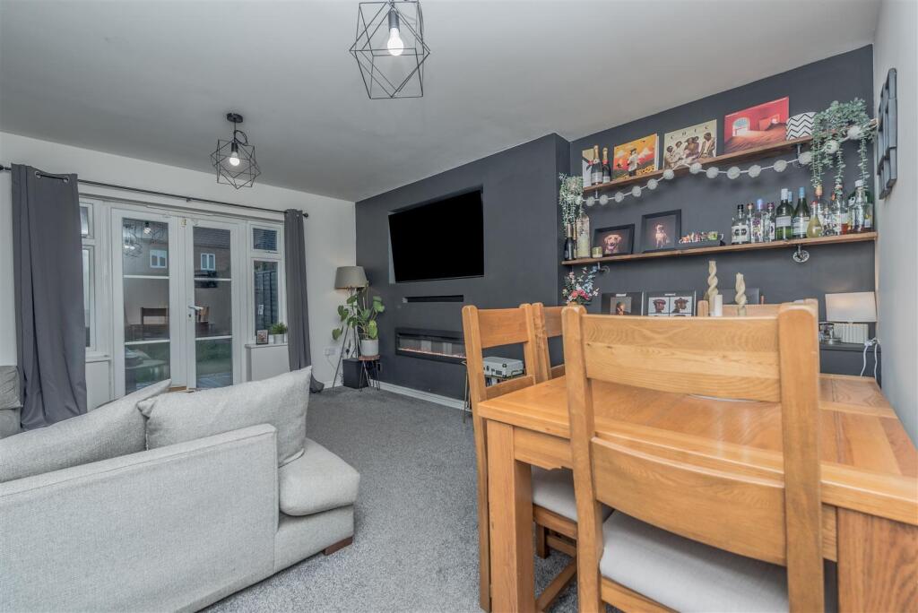 Living / Dining Room: