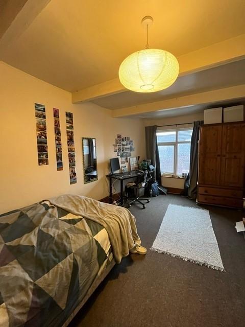 Well-presented double bedroom with a comfortabl...