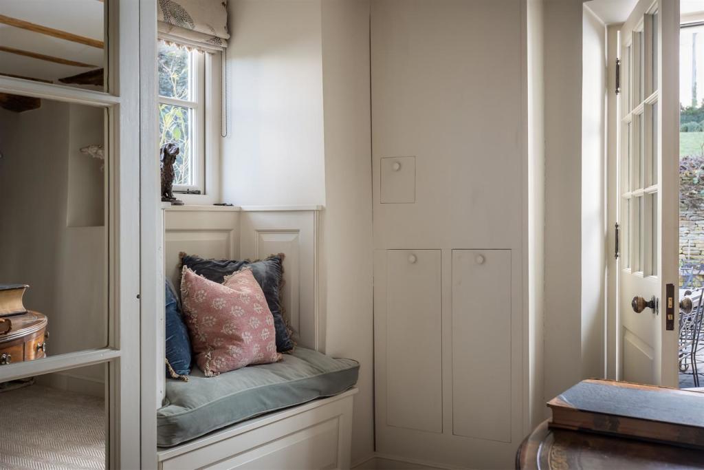 1 - Ditch Lane Cottage - GL7 5ER - Web.jpg