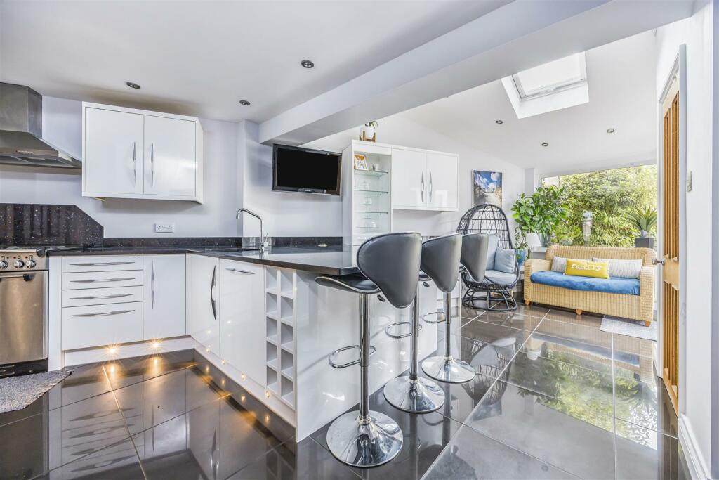 11 Hilltop Crescent, Drayton-PorticoMarketing-Sara