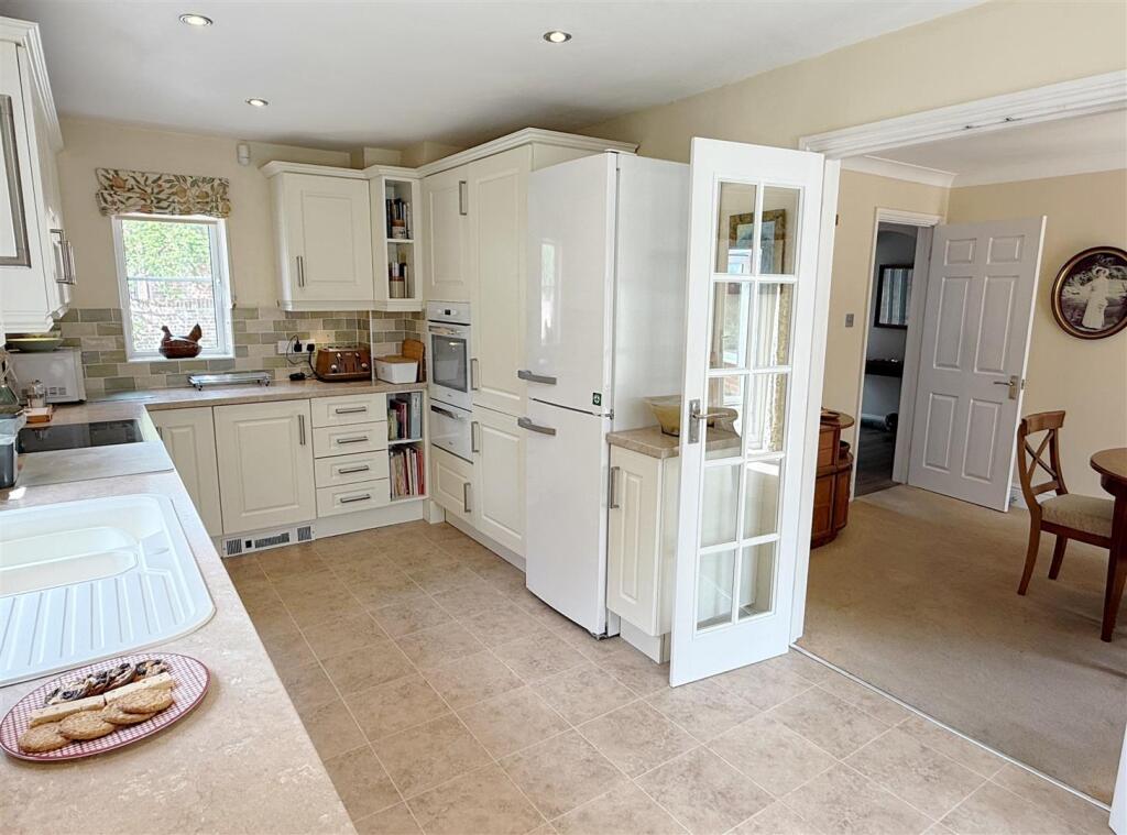 Kitch - Dining 1.JPG