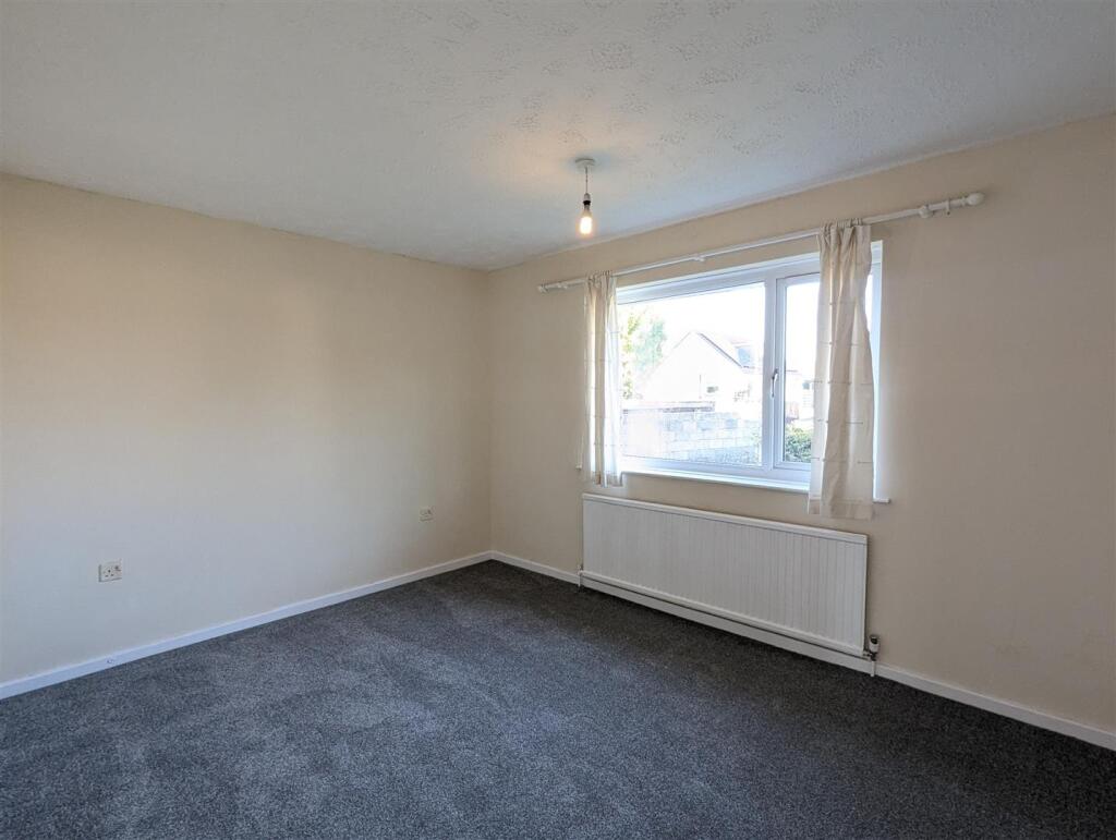11 Parkwoon Close - Bedroom 1