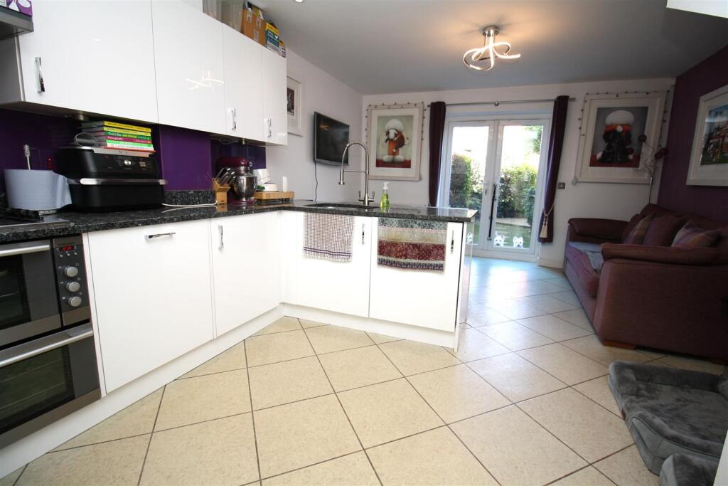 52 St Helena kitchen 1.JPG