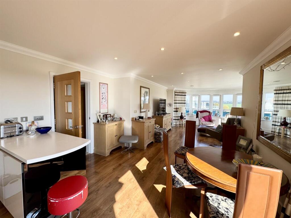 LOUNGE DINING ROOM
