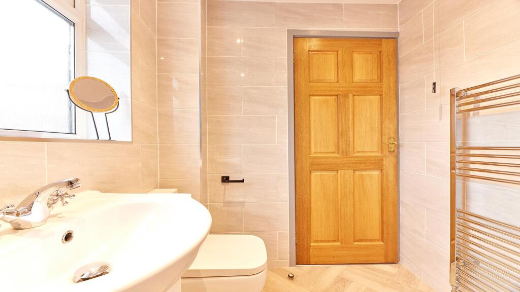 Bathroom 2.jpg