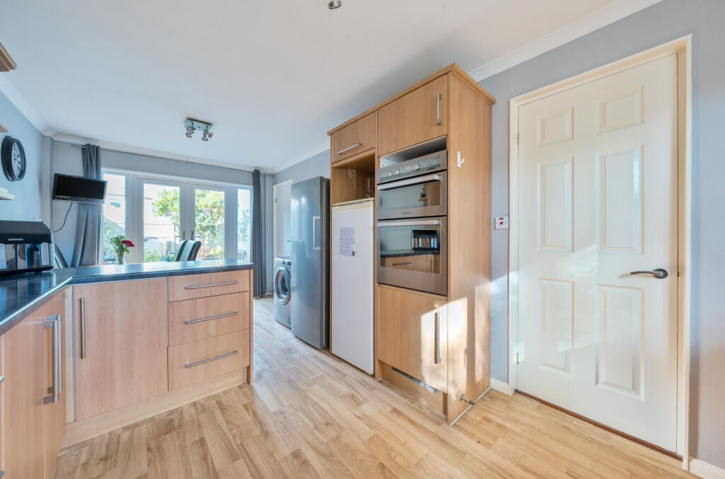 1372975-6-6900bca...