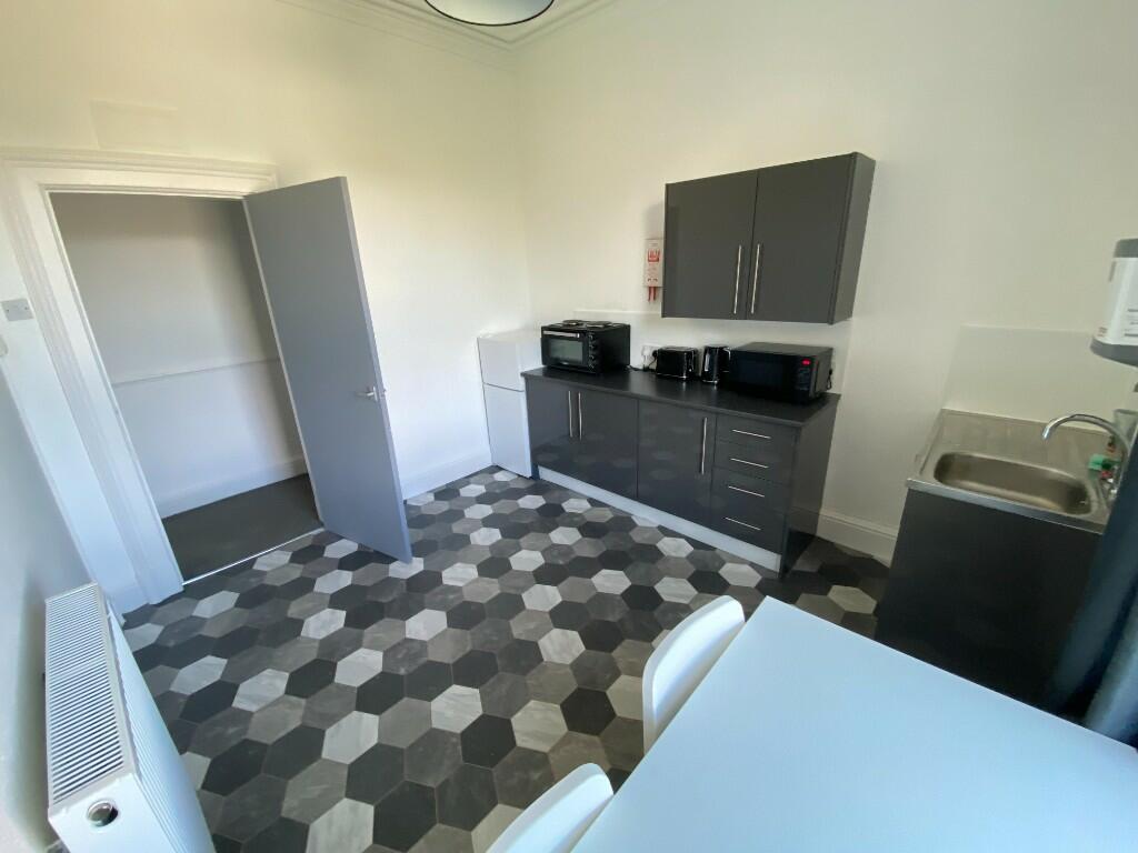 Kitchen / Dining 