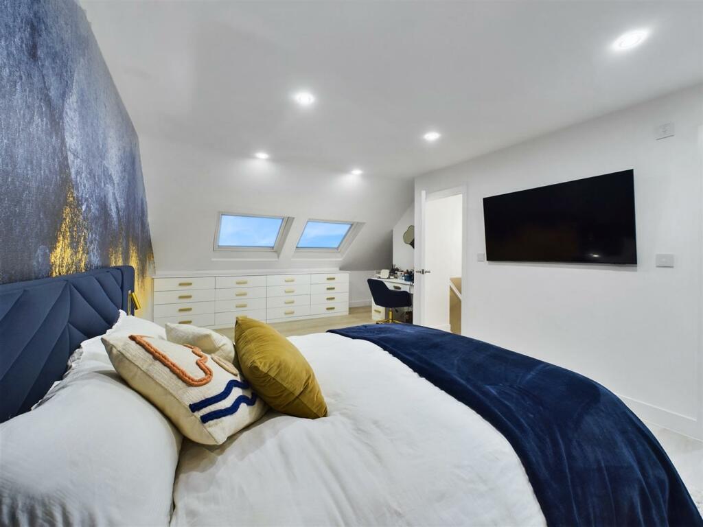Mainbed1.jpg